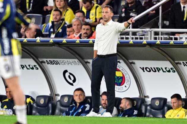 Fenerbahce v Antalyaspor - Turkish Super Lig ISTANBUL, TURKIYE - SEPTEMBER 28: Head Coach of Fenerbahce Domenico Tedesco gives tactics during the Trendyol Super Lig week 7 match between Fenerbahce and Antalyaspor at Chobani Stadium in Istanbul, Turkiye on September 28, 2025. Serhat Cagdas Anadolu Istanbul Turkey. Editorial use only. Please get in touch for any other usage.  Copyright: x2025xAnadoluxSerhatxCagdasx