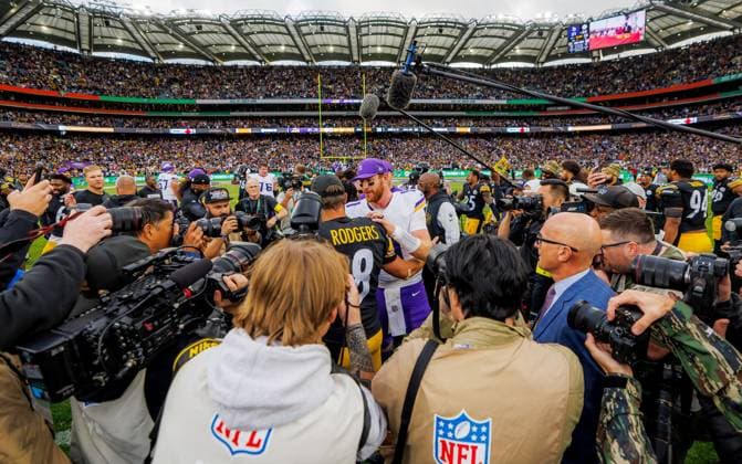 NFL, American Football Herren, USA Week 4, Croke Park, Dublin 28 9 2025 Pittsburgh Steelers vs Minnesota Vikings Steeelers Aaron Rodgers and Carson Wentz of the Vikings after the game Aaron Rodgers and Carson Wentz 28 9 2025  Copyright: x INPHO JamesxCrombiex JCF20844-CR3