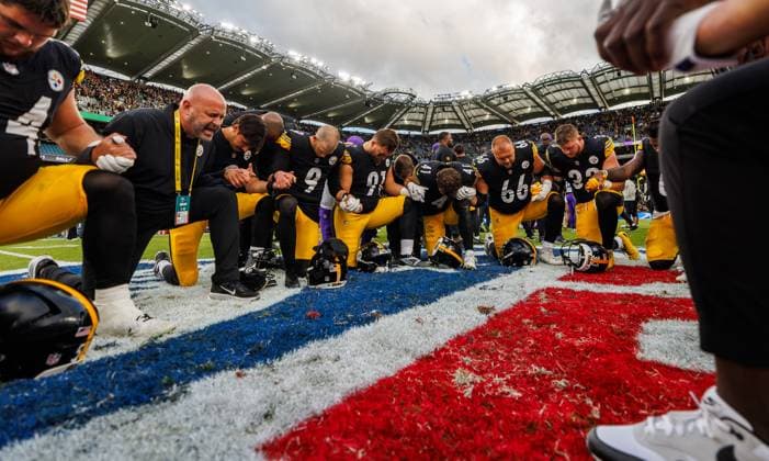 NFL, American Football Herren, USA Week 4, Croke Park, Dublin 28 9 2025 Pittsburgh Steelers vs Minnesota Vikings Steelers players pray Steelers players pray 28 9 2025  Copyright: x INPHO JamesxCrombiex JCF21123-CR3