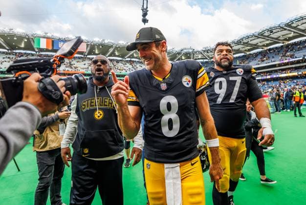 NFL, American Football Herren, USA Week 4, Croke Park, Dublin 28 9 2025 Pittsburgh Steelers vs Minnesota Vikings Pittsburgh Steelers head coach Mike Tomlin, Aaron Rodgers and Cameron Heyward leave the field after the game Mike Tomlin, Aaron Rodgers and Cameron Heyward leave the field after the game 28 9 2025  Copyright: x INPHO JamesxCrombiex JCF21440-CR3