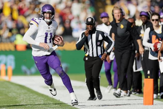 NFL, American Football Herren, USA Week 4, Croke Park, Dublin 28 9 2025 Pittsburgh Steelers vs Minnesota Vikings Minnesota Vikings Carson Wentz Carson Wentz 28 9 2025  Copyright: x INPHO LaszloxGeczox LG_016171