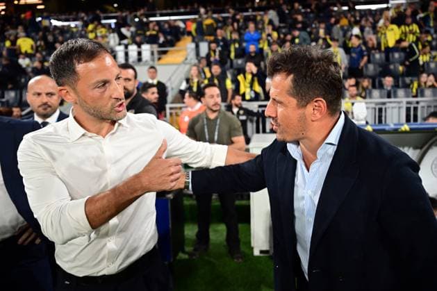 Fenerbahce v Antalyaspor - Turkish Super Lig ISTANBUL, TURKIYE - SEPTEMBER 28: Head Coach of Fenerbahce Domenico Tedesco and Head Coach of Antalyaspor Emre Belozoglu wish success to each other ahead of the Trendyol Super Lig week 7 match between Fenerbahce and Antalyaspor at Chobani Stadium in Istanbul, Turkiye on September 28, 2025. Serhat Cagdas Anadolu Istanbul Turkey. Editorial use only. Please get in touch for any other usage.  Copyright: x2025xAnadoluxSerhatxCagdasx