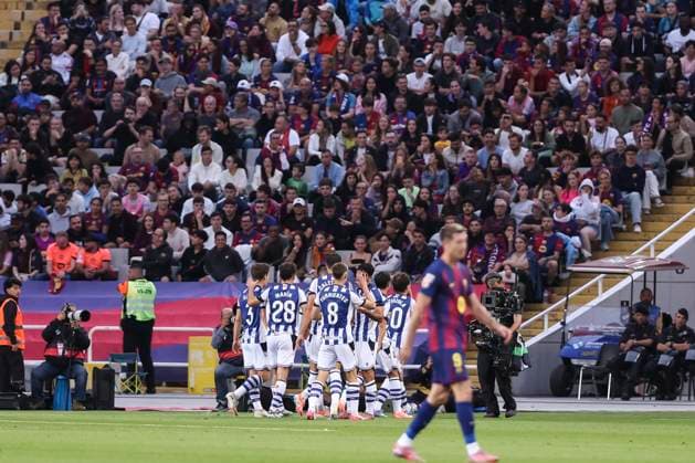 September 28, 2025, Barcelona, Barcelona, SPAIN: Alvaro Odriozola of Real Sociedad celebrates a goal with teammates during the Spanish league, La Liga EA Sports, football match played between FC Barcelona, Barca and Real Sociedad at Estadi Olimpic Lluis Companys on September 28, 2025 in Barcelona, Spain. Barcelona SPAIN - ZUMAa181 20250928_zaa_a181_209 Copyright: xJavierxBorregox