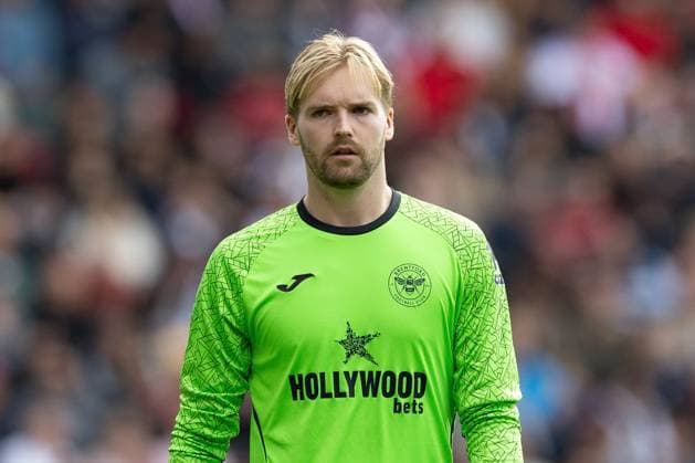 27th September 2025; Gtech Community Stadium, Brentford, London, England; Premier League Football, Brentford versus Manchester United, ManU Caoimhin Kelleher of Brentford  IanxStephen Content restricted for UK based newspaper