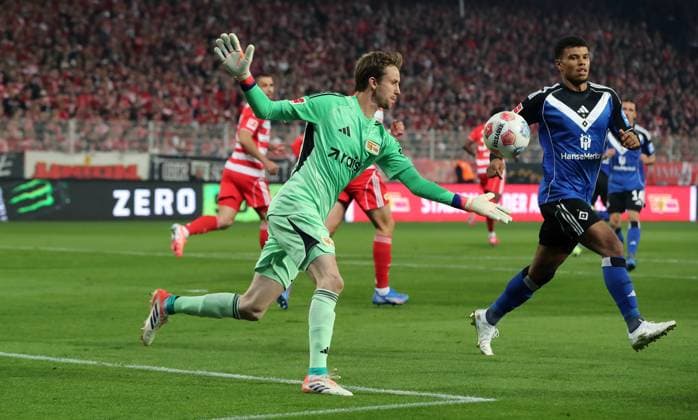 Goalkeeper Frederik Rönnow on the ball, Ransford Königsdörffer duel Match scene Action Sport Football Soccer Bundesliga Men DFL 5 Matchday Season 2025 2026 28 09 2025 1 FC Union Berlin FCU vs Hamburger SV HSV DFL regulations prohibit any use of photographs as image sequences and or quasi video