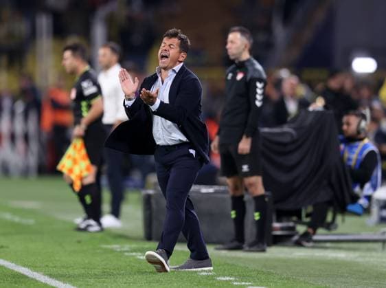 Fenerbahce v Antalyaspor - Turkish Super Lig ISTANBUL, TURKIYE - SEPTEMBER 28: Head Coach of Antalyaspor Emre Belozoglu gives tactics during the Trendyol Super Lig week 7 match between Fenerbahce and Antalyaspor at Chobani Stadium in Istanbul, Turkiye on September 28, 2025. Ali Atmaca Anadolu Istanbul Turkey. Editorial use only. Please get in touch for any other usage.  Copyright: x2025xAnadoluxAlixAtmacax