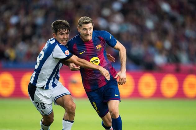 Spanish LaLiga EA Sports FC Barcelona, Barca v Real Sociedad in Barcelona, Spain. FC Barcelona player (9) Robert Lewandowski competes with Pablo Marin (28) during LaLiga EA Sports match between FC Barcelona and Real Sociedad in Estadi Olimpic Lluis Companys, Barcelona, Spain, on September 28, 2025. Barcelona Estadi Olimpic Lluis Companys Barcelona Spain