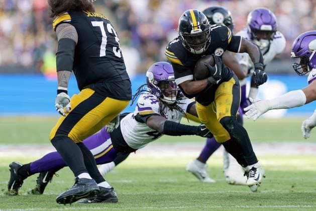 NFL, American Football Herren, USA Week 4, Croke Park, Dublin 28 9 2025 Pittsburgh Steelers vs Minnesota Vikings Pittsburgh Steelers Kenneth Gainwell and Joshua Metellus of the Minnesota Vikings Kenneth Gainwell and Joshua Metellus 28 9 2025  Copyright: x INPHO LaszloxGeczox LG_017511