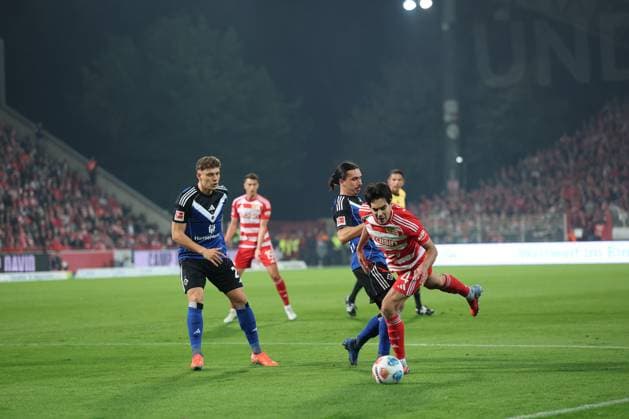 1 Soccer Bundesliga Union Berlin Hamburger SV 11m, penalty for Union Berlin, Anna Aehling Union Berlin 4 is fouled by Philippe Rayan HSV 14 , during the match in the 1 Soccer Bundesliga Union Berlin Hamburger SV in Berlin, Stadion An der alten Försterei , on 28 09 2025 DFB regulations prohibit any use of photographs as image sequences and or quasi video Copyright: xBEAUTIFULxSPORTS Frankex
