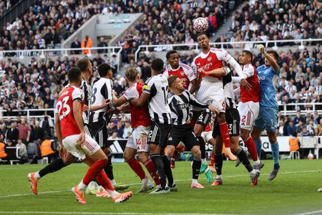 Newcastle United gegen Arsenal 28. September 2025, Newcastle Premier League Fußball Newcastle United gegen Arsenal Gabriel von Arsenal erzielt das zweite Tor Foto Jacques Feeney Abseits Newcastle UK  Copyright: xJacquesxFeeneyx xOffsidexOffside