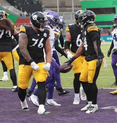 Pittsburgh Steelers running back Kenneth Gainwell celebrates after scoring a touchdown against the Minnesota Vikings at Croke Park in Dublin, Ireland on Sunday September 28, 2025. The Steelers won the game 24-21.  LON2025092870 HUGOxPHILPOTT