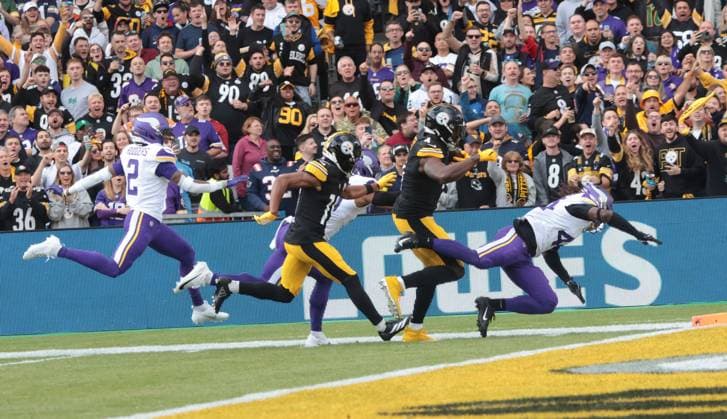 Pittsburgh Steelers wide receiver DK Metcalf scores a touchdown against the Minnesota Vikings at Croke Park in Dublin, Ireland on Sunday September 28, 2025. The Steelers won the game 24-21.  LON2025092872 HUGOxPHILPOTT