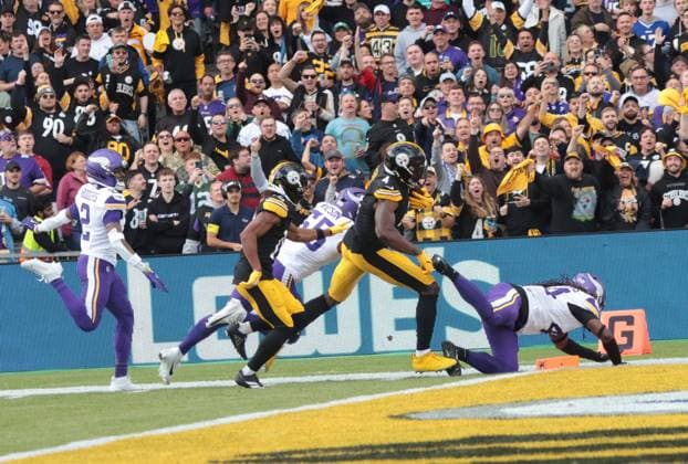 Pittsburgh Steelers wide receiver DK Metcalf scores a touchdown against the Minnesota Vikings at Croke Park in Dublin, Ireland on Sunday September 28, 2025. The Steelers won the game 24-21.  LON2025092874 HUGOxPHILPOTT