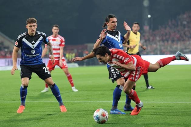 1 Soccer Bundesliga Union Berlin Hamburger SV 11m, Penalty for Union Berlin, Diogo Leite Union Berlin 4 is fouled by Philippe Rayan HSV 14 , during the match in the 1 Soccer Bundesliga Union Berlin Hamburger SV in Berlin, Stadion An der alten Försterei , on 28 09 2025 DFB regulations prohibit any use of photographs as image sequences and or quasi video Copyright: xBEAUTIFULxSPORTS Frankex