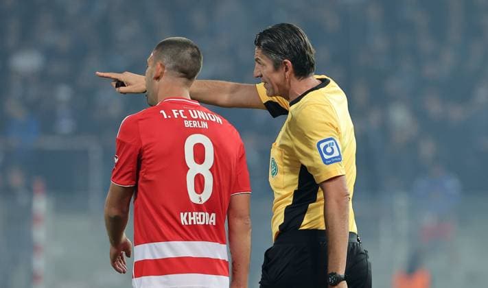Referee Deniz Aytekin talks to Rani Khedira Sport Football Soccer Bundesliga Men DFL 5 Matchday Season 2025 2026 28 09 2025 1 FC Union Berlin FCU vs Hamburger SV HSV DFL regulations prohibit any use of photographs as image sequences and or quasi video