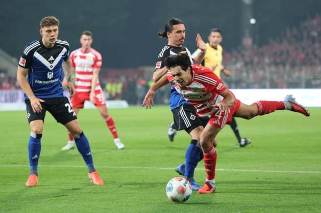 1 Soccer Bundesliga Union Berlin Hamburger SV 11m, Penalty for Union Berlin, Diogo Leite Union Berlin 4 is fouled by Philippe Rayan HSV 14 , during the match in the 1 Soccer Bundesliga Union Berlin Hamburger SV in Berlin, Stadion An der alten Försterei , on 28 09 2025 DFB regulations prohibit any use of photographs as image sequences and or quasi video Copyright: xBEAUTIFULxSPORTS Frankex
