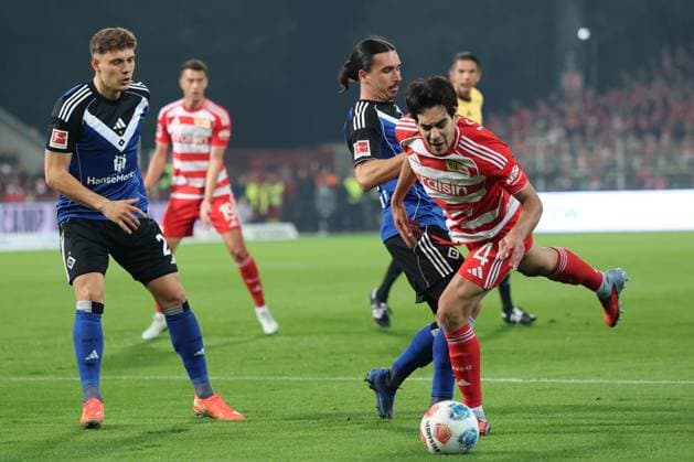 1 Soccer Bundesliga Union Berlin Hamburger SV 11m, Penalty for Union Berlin, Diogo Leite Union Berlin 4 is fouled by Philippe Rayan HSV 14 , during the match in the 1 Soccer Bundesliga Union Berlin Hamburger SV in Berlin, Stadion An der alten Försterei , on 28 09 2025 DFB regulations prohibit any use of photographs as image sequences and or quasi video Copyright: xBEAUTIFULxSPORTS Frankex