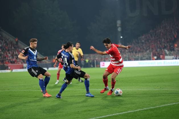 1 Soccer Bundesliga Union Berlin Hamburger SV 11m, Penalty for Union Berlin, Diogo Leite Union Berlin 4 is fouled by Philippe Rayan HSV 14 , during the match in the 1 Soccer Bundesliga Union Berlin Hamburger SV in Berlin, Stadion An der alten Försterei , on 28 09 2025 DFB regulations prohibit any use of photographs as image sequences and or quasi video Copyright: xBEAUTIFULxSPORTS Frankex