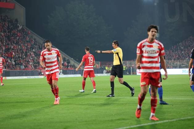 1 Soccer Bundesliga Union Berlin Hamburger SV Referee Deniz Aytekin points to the penalty spot after a foul on Diogo Leite Union Berlin 4 , during the match in the 1 Soccer Bundesliga Union Berlin Hamburger SV in Berlin, Stadion An der alten Försterei , on 28 09 2025 DFB regulations prohibit any use of photographs as image sequences and or quasi video Copyright: xBEAUTIFULxSPORTS Frankex