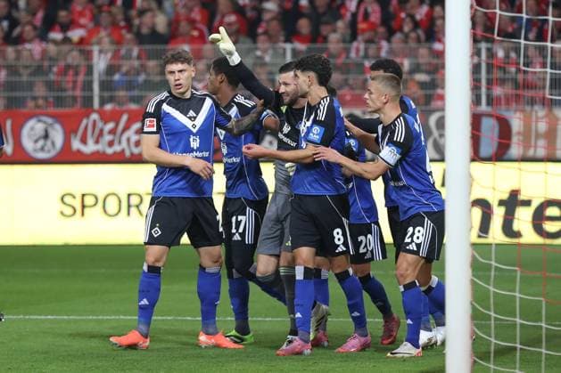 28 09 2025, xtgx, Soccer 1 Bundesliga, 1 FC Union Berlin Hamburger SV emspor, v l Daniel Heuer Fernandes HSV, 1 cheers about held penalty DFL DFB REGULATIONS PROHIBIT ANY USE OF PHOTOGRAPHS as IMAGE SEQUENCES and or QUASI VIDEO Berlin