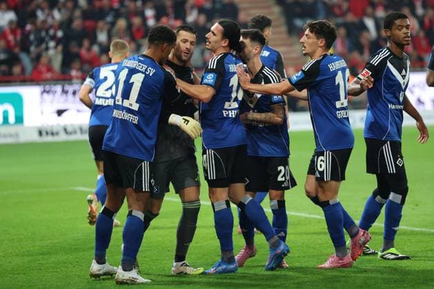 1 Soccer Bundesliga Union Berlin Hamburger SV goalkeeper Daniel Heuer Fernandes HSV 1 holds the 11m and is celebrated by Königsdörffer Ransford Yeboah HSV 11 , Philippe Rayan HSV 14 , Mikelbrencis William HSV 2 and Gocholeishvili Giorgi HSV 16 , during the match in the 1 Soccer Bundesliga Union Berlin Hamburger SV in Berlin, Stadion An der alten Försterei , on 28 09 2025 DFB regulations prohibit any use of photographs as image sequences and or quasi video Copyright: xBEAUTIFULxSPORTS Frankex