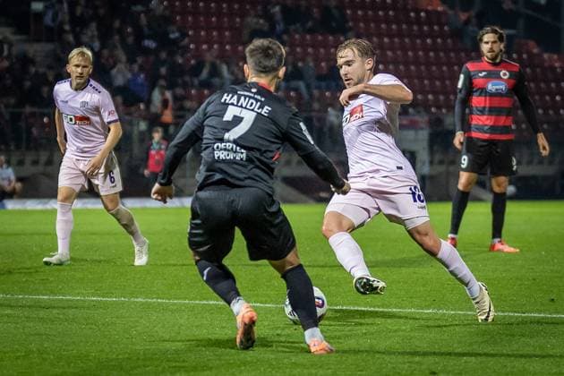 3 Liga FC Viktoria Köln VfL Osnabrück, 28 09 2025 Simon Handle Viktoria Köln, 7 and Lars Kehl VfL Osnabrück, 18 Cologne, 28 09 2025, 8 Matchday of the 3 Football League, FC Viktoria Köln VfL Osnabrück at Sportpark Hoehenberg in Cologne The DFL regulations prohibit the use of photographs as image sequences and or quasi videos Copyright: xBEAUTIFULxSPORTS LeahxKohringx