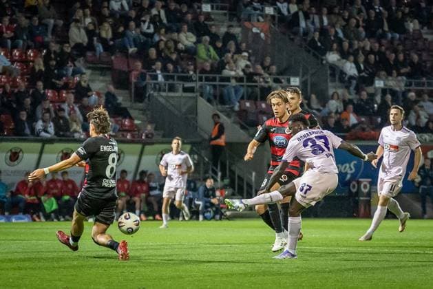3 Liga FC Viktoria Köln VfL Osnabrück, 28 09 2025 Goal shot by Ismail Badjie VfL Osnabrück, 37 Cologne, 28 09 2025, Matchday 8 of the 3 Football League, FC Viktoria Köln VfL Osnabrück at Sportpark Hoehenberg in Cologne The DFL regulations prohibit the use of photographs as image sequences and or quasi videos Copyright: xBEAUTIFULxSPORTS LeahxKohringx