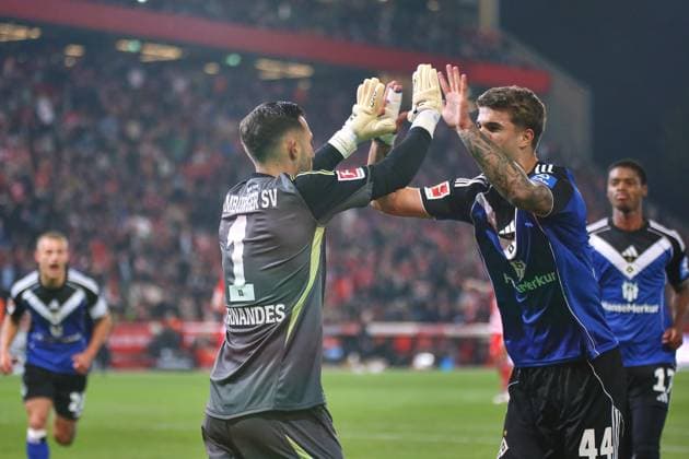Berlin, Germany, 28 09 2025 Stadion Alte Försterei 5 Matchday, Season 2025 26, 1 Soccer Bundesliga Union Berlin Hamburger SV Daniel Heuer Fernandes 01, Hamburger SV is congratulated by Luka Vuskovic 44, Hamburger SV after saving a penalty in the 10th minute Copyright: xdtsxNachrichtenagenturx dts_85144