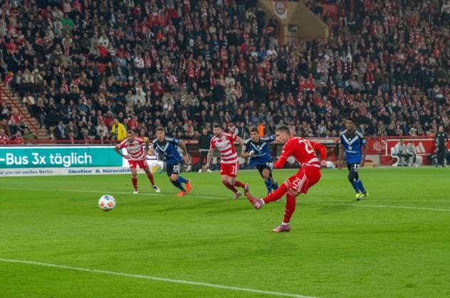 Soccer, Men, Season 2025 2026, 1 Bundesliga 5 Matchday , 1 FC Union Berlin Hamburger SV, Andrej Ilic 1 FC Union Berlin by penalty kick to goalkeeper Daniel Heuer Fernandes not in picture, Hamburger SV , 28 09 2025, Copyright: xMatthiasxKochx