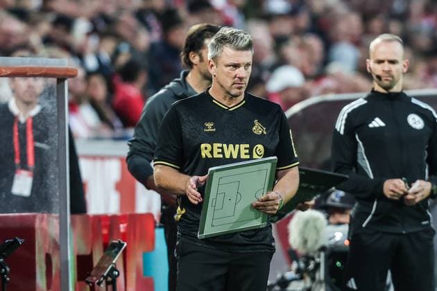Sport, Football, Bundesliga Season 2025 2026 5 Matchday 1 FC Köln VfB Stuttgart 28 09 2025, RheinEnergieSTADION Lukas Kwasniok Coach 1 FC Köln with a tactics board Cologne RheinEnergieSTADION North Rhine-Westphalia Germany
