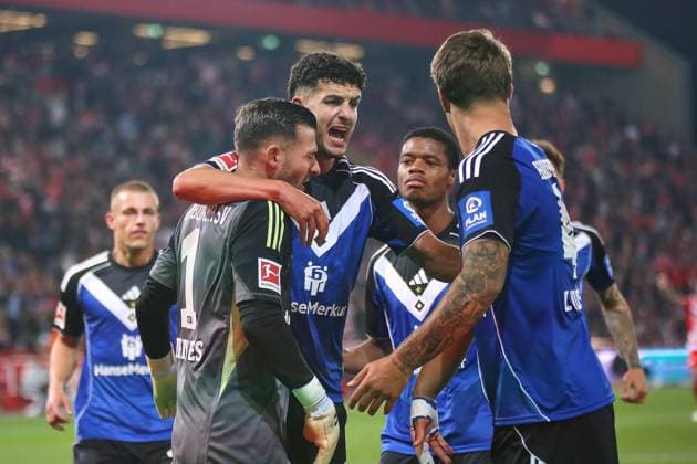 Berlin, Germany, 28 09 2025 Stadion Alte Försterei 5 Matchday, Season 2025 26, 1 Soccer Bundesliga Union Berlin Hamburger SV Daniel Heuer Fernandes 01, Hamburger SV saves a penalty kick in the 10th minute and is congratulated by his teammates Copyright: xdtsxNachrichtenagenturx dts_85140