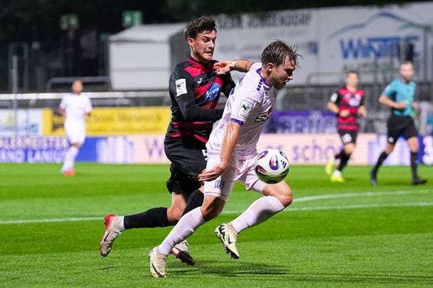 28 09 2025, xydrx, Fußball, 3 Liga, Viktoria Köln VFL Osnabrück, Saison 2025 2026, Sportpark Höhenberg Leonhard Muenst Viktoria Köln 5 im Zweikampf gegen Lars Kehl VFL Osnabrück 18 DFB regulations prohibit any use of photographs as image sequences and or quasi video Nordrhein Westfahlen Germany