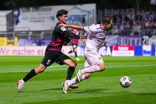 28 09 2025, xydrx, Fußball, 3 Liga, Viktoria Köln VFL Osnabrück, Saison 2025 2026, Sportpark Höhenberg Leonhard Muenst Viktoria Köln 5 im Zweikampf gegen Lars Kehl VFL Osnabrück 18 DFB regulations prohibit any use of photographs as image sequences and or quasi video Nordrhein Westfahlen Germany