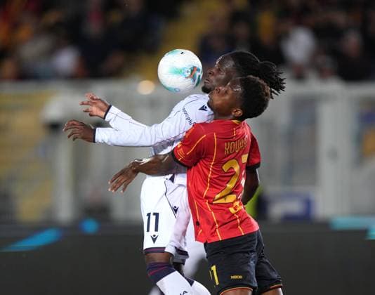 US Lecce v Bologna FC 1909 - Serie A Jonathan Rowe of Bologna FC is in action during the Serie A match between US Lecce and Bologna FC in Lecce, Italy, on September 28, 2025. Lecce Italy  Copyright: xGabrielexMaricchiolox originalFilename:maricchiolo-usleccev250928_np5aF.jpg