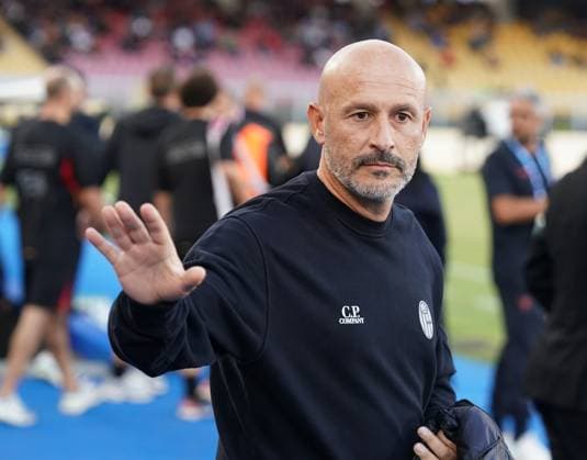 US Lecce v Bologna FC 1909 - Serie A Vincenzo Italiano, head coach of Bologna FC, watches the Serie A match between US Lecce and Bologna FC in Lecce, Italy, on September 28, 2025. Lecce Italy  Copyright: xGabrielexMaricchiolox originalFilename:maricchiolo-usleccev250928_npyQs.jpg
