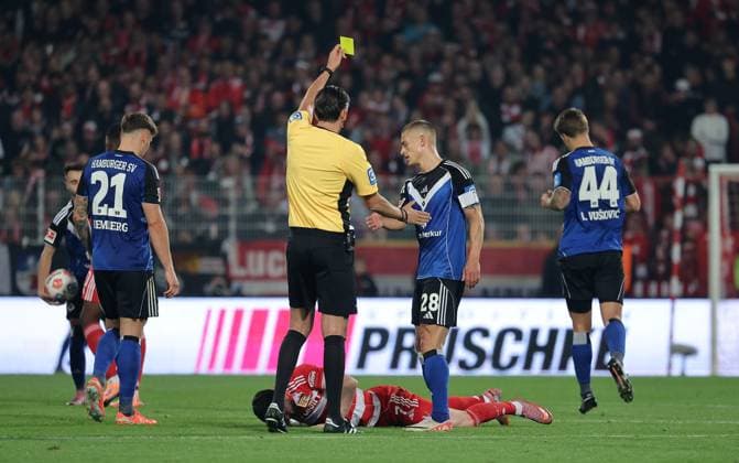 Referee Deniz Aytekin yellow card for Miro Muheim Sport Fußball Fußball Bundesliga Herren DFL 5 Spieltag Saison 2025 2026 28 09 2025 1 FC Union Berlin FCU vs Hamburger SV HSV DFL regulations prohibit any use of photographs as image sequences and or quasi video
