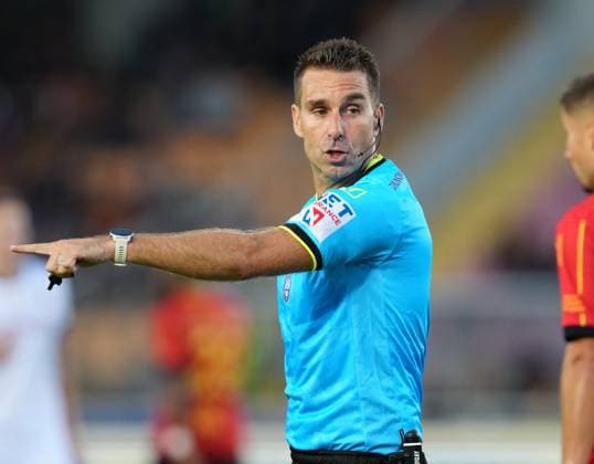 US Lecce v Bologna FC 1909 - Serie A Referee Francesco Fourneau officiates the Serie A match between US Lecce and Bologna FC in Lecce, Italy, on September 28, 2025. Lecce Italy  Copyright: xGabrielexMaricchiolox originalFilename:maricchiolo-usleccev250928_npVll.jpg