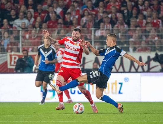 Soccer, Men, Season 2025 2026, 1 Bundesliga 5 Matchday , 1 FC Union Berlin Hamburger SV, v l Oliver Burke 1 FC Union Berlin , Miro Muheim Hamburger SV , 28 09 2025, Copyright: xMatthiasxKochx