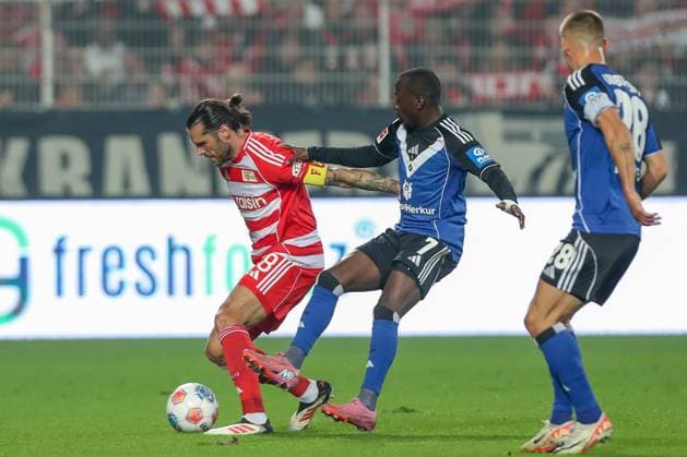 28 09 2025, xtgx, Soccer 1 Bundesliga Union Berlin Hamburger SV v l Jean Luc Dompe HSV, 7 , Christopher Trimmel Union Berlin, 28 Zweikampf, Duell, Kampf, tackle DFL DFB REGULATIONS PROHIBIT ANY USE OF PHOTOGRAPHS as IMAGE SEQUENCES and or QUASI VIDEO Berlin