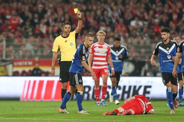 28 09 2025, xtgx, Fussball 1 Bundesliga Union Berlin Hamburger SV v l Miro Muheim HSV, 28 Gelbe Karte, yellow card DFL DFB REGULATIONS PROHIBIT ANY USE OF PHOTOGRAPHS as IMAGE SEQUENCES and or QUASI VIDEO Berlin