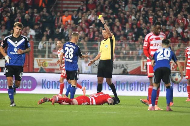 Berlin, Germany, 28 09 2025 Stadion Alte Försterei 5 Matchday, Season 2025 26, 1 Soccer Bundesliga Union Berlin Hamburger SV Referee Deniz Aytekin shows Miro Muheim 28, Hamburger SV a yellow card in the 38th minute after a foul on Oliver Burke 7, Union Berlin Copyright: xdtsxNachrichtenagenturx dts_85151