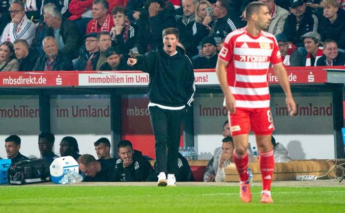 28 9 2025, Football, GER, Men, 1 Bundesliga, DFL, Matchday 5, 1 FC Union Berlin Hamburger SV Coach Merlin Polzin Hamburger SV, li Berlin Stadion An der Alten Förtserei Berlin Germany