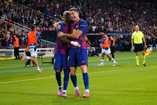 ESP: FC Barcelona, Barca - Real Sociedad. La Liga EA Sports. Date 7 Robert Lewandowski of FC Barcelona celebrates with his teammate Lamine Yamal after scoring the 2-1 during the La Liga EA Sports match between FC Barcelona and Real Sociedad played at Lluis Companys Stadium on September 28 2025 in Barcelona, Spain. kpng Copyright: xBaguxBlancox xPRESSINx PS_240928_BAR_RSO_2526_016