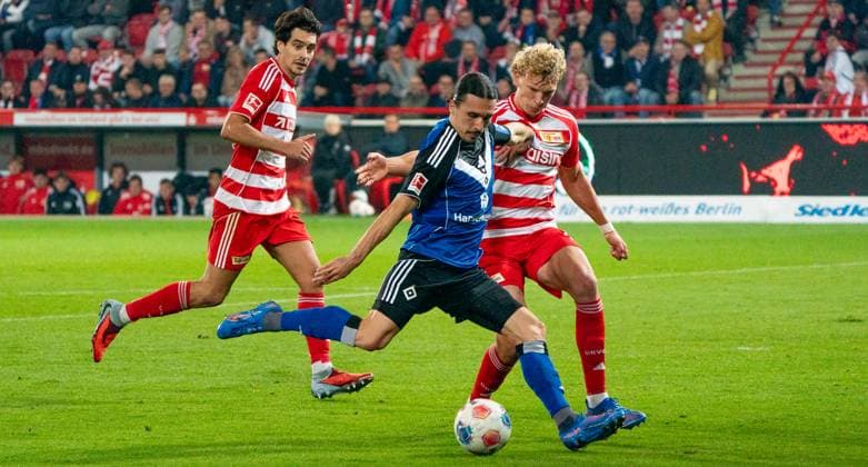 28 9 2025, Football, GER, Men, 1 Bundesliga, DFL, Matchday 5, 1 FC Union Berlin Hamburger SV Leopold Querfeld 1 FC Union Berlin, right vs Rayan Philippe Hamburger SV, center , Diogo Leite 1 FC Union Berlin, left Berlin Stadion An der Alten Förtserei Berlin Germany