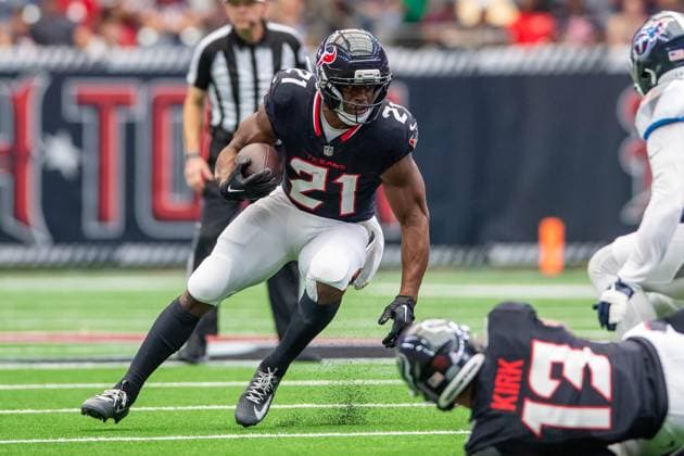September 28, 2025: Houston Texans running back Nick Chubb (21) carries the ball during a game between the Tennessee Titans and the Houston Texans in Houston, TX. .. CSM USA - ZUMAc04_ 20250928_faf_c04_009 Copyright: xTraskxSmithx