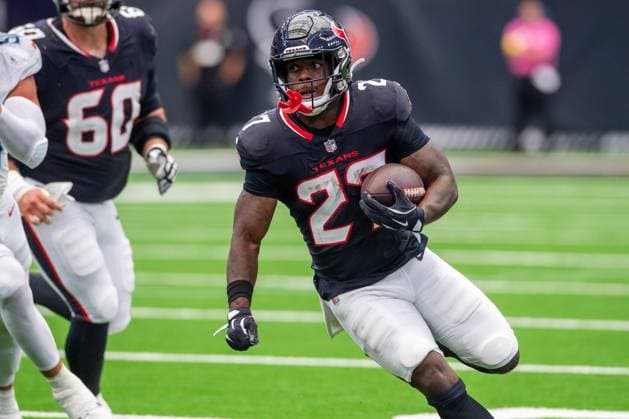 September 28, 2025: Houston Texans running back Woody Marks (27) carries the ball during a game between the Tennessee Titans and the Houston Texans in Houston, TX. .. CSM USA - ZUMAc04_ 20250928_faf_c04_010 Copyright: xTraskxSmithx