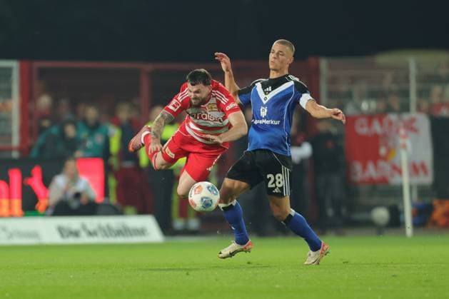 1 Soccer Bundesliga Union Berlin Hamburger SV Oliver Burke Union Berlin 7 in a duel with Muheim Miro HSV 28 , during the match in the 1 Soccer Bundesliga Union Berlin Hamburger SV in Berlin, Stadion An der alten Försterei , on 28 09 2025 DFB regulations prohibit any use of photographs as image sequences and or quasi video Copyright: xBEAUTIFULxSPORTS Frankex
