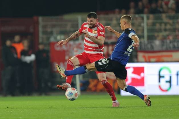 1 Soccer Bundesliga Union Berlin Hamburger SV Oliver Burke Union Berlin 7 in a duel with Muheim Miro HSV 28 , during the match in the 1 Soccer Bundesliga Union Berlin Hamburger SV in Berlin, Stadion An der alten Försterei , on 28 09 2025 DFB regulations prohibit any use of photographs as image sequences and or quasi video Copyright: xBEAUTIFULxSPORTS Frankex