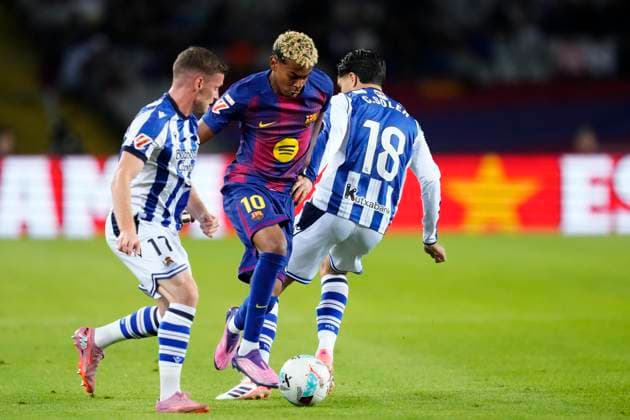 FC Barcelona, Barca v Real Sociedad - LaLiga EA Sports Lamine Yamal right winger of Barcelona and Spain and Sergio Gomez left-back of Real Sociedad and Spain compete for the ball during the LaLiga EA Sports match between FC Barcelona and Real Sociedad at Estadi Olimpic Lluis Companys on September 28, 2025 in Barcelona, Spain. Barcelona Spain  Copyright: xJosexBretonx originalFilename:bretonhernandez-fcbarcel250928_np2Qr.jpg