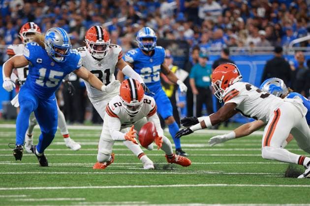 Cleveland Browns vs Detroit Lions DETROIT,MICHIGAN-SEPTEMBER 28: Cleveland Browns wide receiver Deandre Carter 2 recovers a fumble during the first half of an NFL, American Football Herren, USA football game between the Cleveland Browns and the Detroit Lions in Detroit, Michigan USA, on Sunday, September 28, 2025 Detroit Michigan United States  Copyright: xJorgexLemusx originalFilename:lemus-clevelan250928_npzlS.jpg